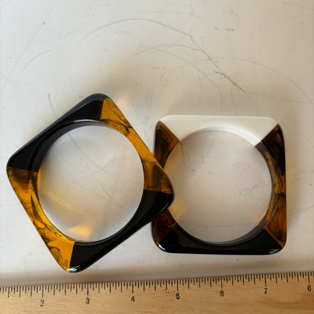 Vintage tortoise look bangle bracelets square shape black and white accent